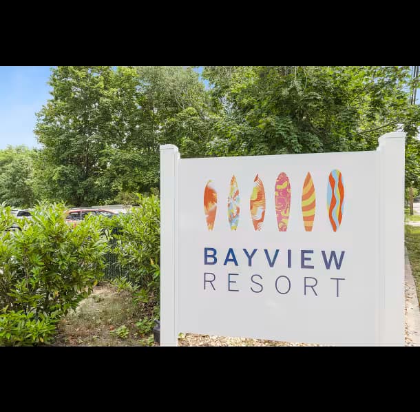 Bayview-Resort---Front-Sign_64138604-AC32-4E31-A2B74B44964D0021_c19f394a-3630-4d76-b10cf2355d2ea621.avif